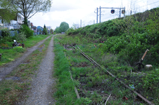 836389 Gezicht op het restant van de spooraansluiting naar de DEMKA te Utrecht, met het wissel van de spoorverbinding ...